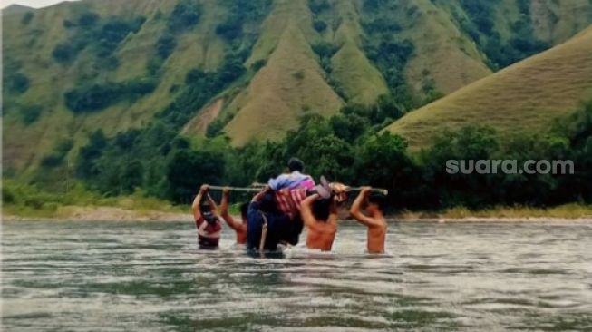 Viral Warga Tana Toraja Angkat Pasien Seberangi Air Sungai Setinggi Dada