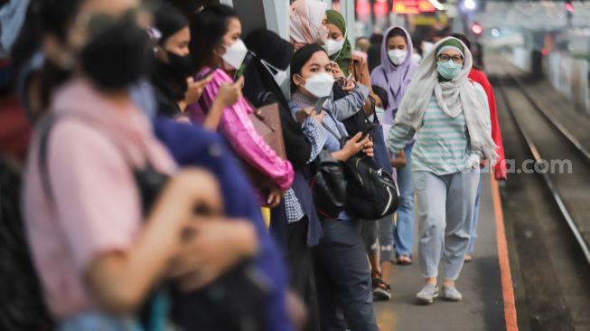 Kepadatan Calon penumpang saat menunggu kedatangan kereta di Stasiun Tanah Abang, Jakarta Pusat, Rabu (5/1/2021). [Suara.com/Alfian Winanto]