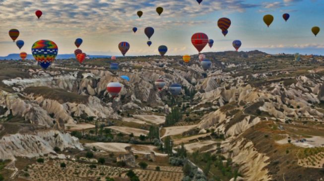 Cappadocia Viral Berkat Layangan Putus, Berapa Biaya Wisata ke Sana?