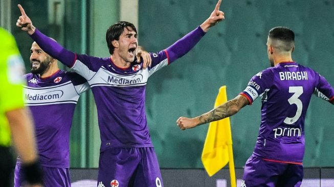 Penyerang Fiorentina, Dusan Vlahovic (tengah). [FILIPPO MONTEFORTE / AFP]