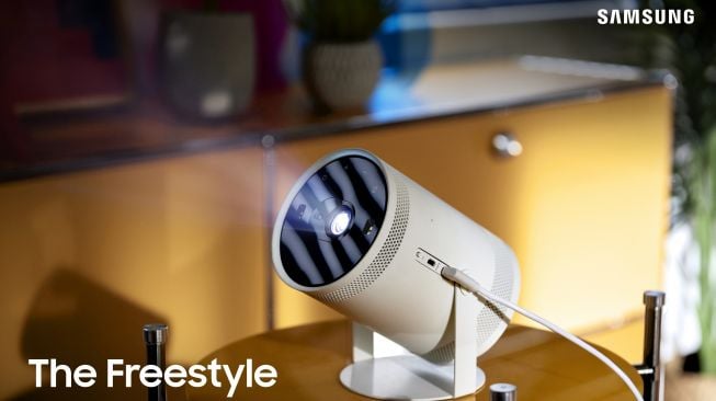 The Freestyle, gawai yang memadukan fungsi proyektor dan speaker cerdas, dipamerkan di CES 2022 pada Januari. [Dok Samsung]