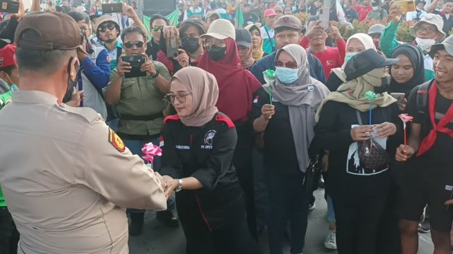 Dukung Buruh Tuntut Kenaikan UMK Mahasiswa Beri Bunga ke Polisi, Sebut Gubernur Takut