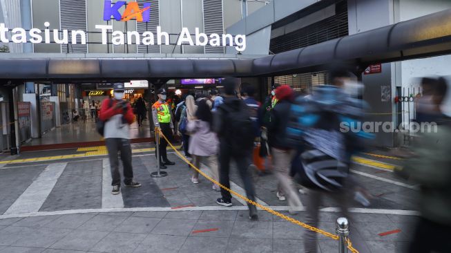 Calon penumpang KRL mengantri saat akan masuk ke Stasiun Tanah Abang, Jakarta Pusat, Rabu (5/1/2021). [Suara.com/Alfian Winanto]