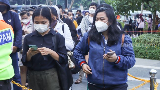 Calon penumpang KRL mengantri saat akan masuk ke Stasiun Tanah Abang, Jakarta Pusat, Rabu (5/1/2021). [Suara.com/Alfian Winanto]