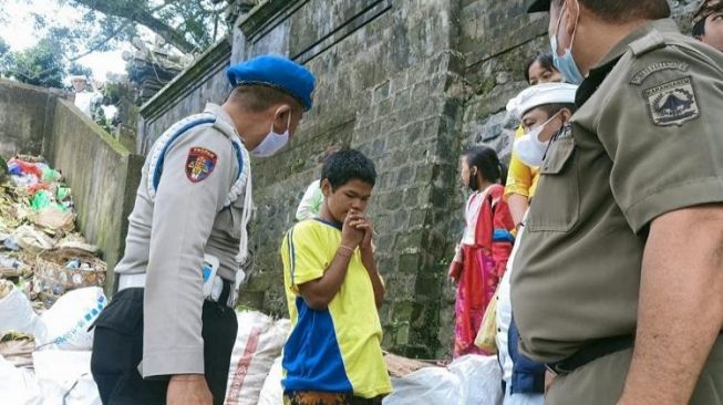 Terpisah Dengan Keluarga di Kawasan Pura Besakih, Anak Laki-laki Ini Tak Mau Bicara