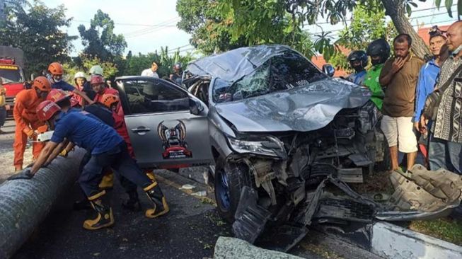 Diduga Hilang Kendali, Pajero Sport Tabrak Pohon di Pekanbaru