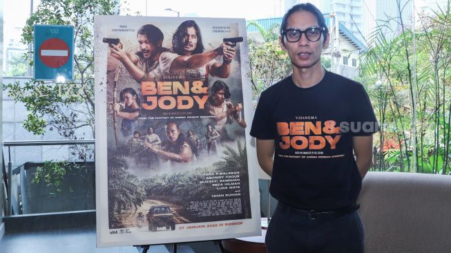 Sutradara Angga Dwimas Sasongko saat ditemui usai Jumpa pers Film 'Ben & Jody' di Kuningan, Jakarta Selatan, Rabu (5/1/2021). [Suara.com/Alfian Winanto]