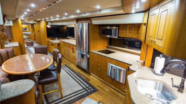 Interior truk RV yang dulunya jadi milik Will Smith. (carscoops.com)