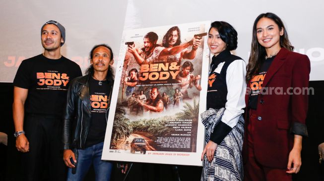 Para pemain memamerkan poster film 'Ben & Jody' saat jumpa pers di Kuningan, Jakarta Selatan, Rabu (5/1/2021). [Suara.com/Alfian Winanto]