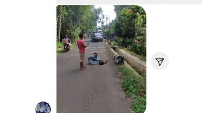 Vira! Ibu di Banjarnegara Nekat Tiduran di Tengah Jalan, Alasannya Bikin Miris