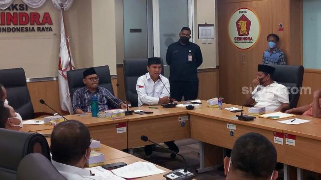 Forum Silaturahmi dan Musyawarah Pedagang Pasar Induk Kramat Jati berdialog dengan jajaran Perumda Pasar Jaya yang difasilitasi Fraksi Gerindra DPRD DKI Jakarta di Gedung DPRD DKI, Jalan Kebon Sirih, Jakarta Pusat, Rabu (5/1/2022). [Suara.com/Fakhri Fuadi Muflih]