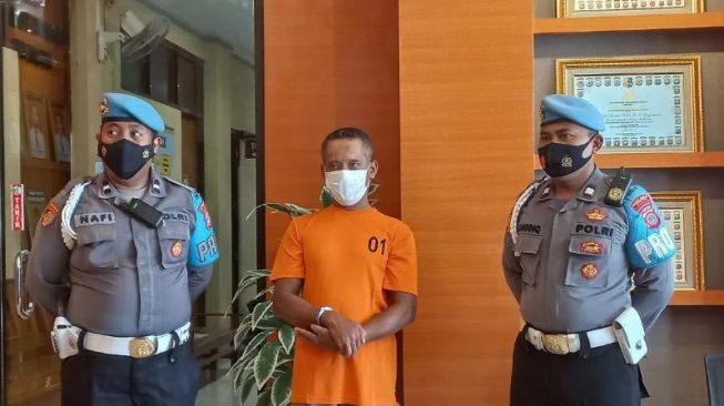  NY pelaku pencabulan terhadap anak sendiri saat dihadirkan di Mapolres Bantul, Rabu (5/1/2022). [Rahmat Jiwandono / SuaraJogja.id]