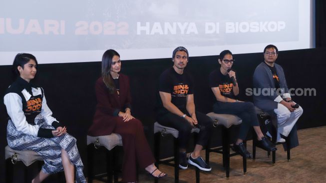 Para kru dan pemain film 'Ben & Jody' saat jumpa pers di Kuningan, Jakarta Selatan, Rabu (5/1/2021). [Suara.com/Alfian Winanto]