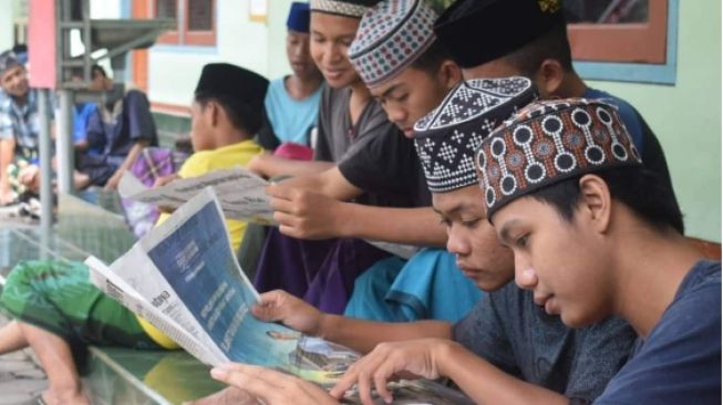 3 Manfaat Tradisi Santri Membaca Koran