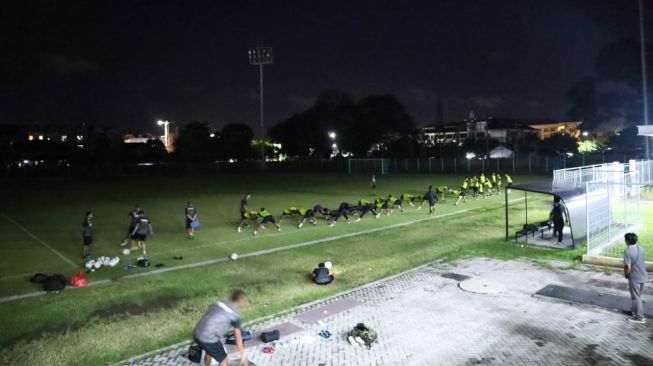 Latihan Tira Persikabo berlangsung dalam kondisi gelap-gelapan lantaran lampu stadion mati (Dok. Tira Persikabo)