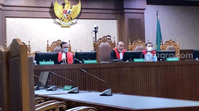 Suasana jalannya sidang I Gede Ari Astina atau Jerinx SID yang digelar secara daring di Pengadilan Negeri Jakarta Pusat, Rabu (5/1/2021). [Suara.com/Alfian Winanto]