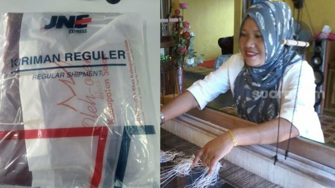 Zartidewita, pemilik usaha "Tenun Padi Sarumpun" di Kabupaten Solok dan sebuah paket kiriman produk tenunnya lewat JNE. [Dok.Istimewa]