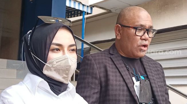 Medina Zein dan pengacaranya, Djamalluddin Koedoeboen, usai menjalani pemeriksaan di Polda Metro Jaya, Rabu (5/1/2022). [Evi Ariska/Suara.com]