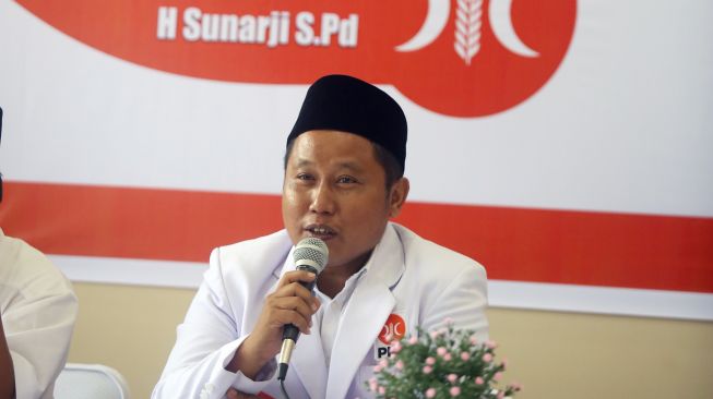 Komedian Sunarji atau yang dikenal dengan nama Narji Cagur menyampaikan orasi politik pertamanya usai resmi bergabung dengan Partai Keadilan Sejahtera (PKS) di Serpong, Tangerang Selatan, Banten, Rabu (5/1/2022).  ANTARA FOTO/Muhammad Iqbal