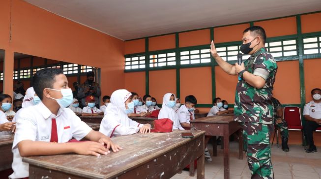 Kunjungi Pasukan Pengamanan Perbatasan Di Entikong, Ini Pesan Jenderal Dudung