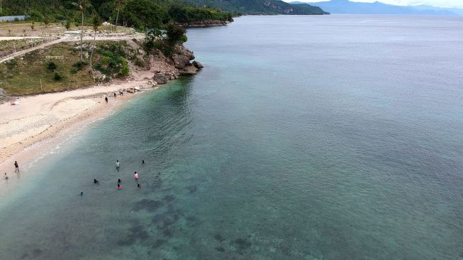 Foto udara objek wisata Pantai Tilalohe di Desa Biluhu Timur, Kabupaten Gorontalo, Gorontalo, Rabu (5/1/2022).  ANTARA FOTO/Adiwinata Solihin