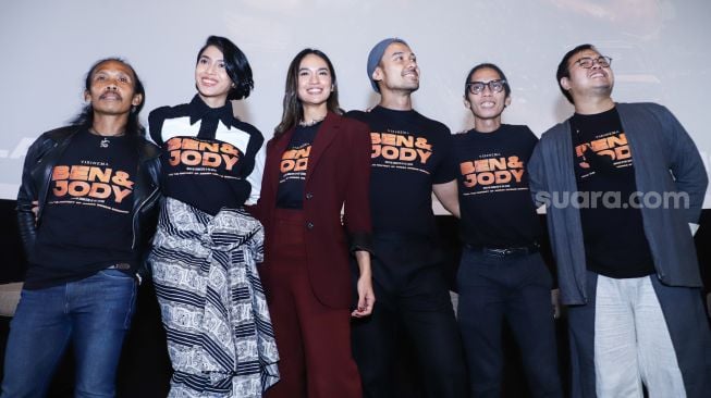 Para kru dan pemain film 'Ben & Jody' saat jumpa pers di Kuningan, Jakarta Selatan, Rabu (5/1/2021). [Suara.com/Alfian Winanto]