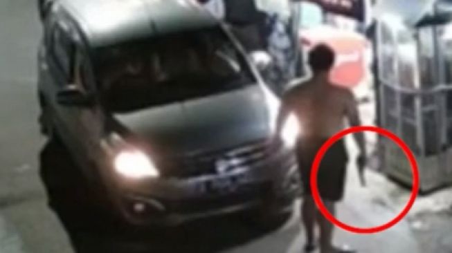 Bak Koboi, Aksi Pemobil Bawa Benda Mirip Pistol Ancam Warga Usai Tabrak Motor Bikin Geram