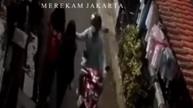 Hanya Beberapa Detik, Jambret Berhasil Rampas HP Wanita saat Jalan Berdua di Pasar Rebo