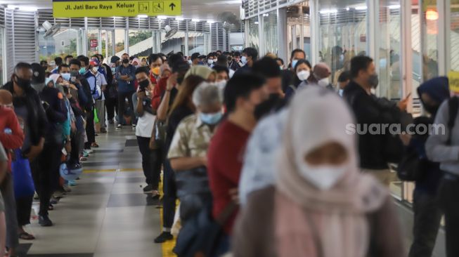 Calon penumpang KRL mengantri di Stasiun Tanah Abang, Jakarta Pusat, Rabu (5/1/2021). [Suara.com/Alfian Winanto]