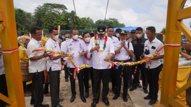 Dibangun Jembatan, Warga Kampung Karang Baru dan Haji Pemanggilan Lampung Tengah Gembira