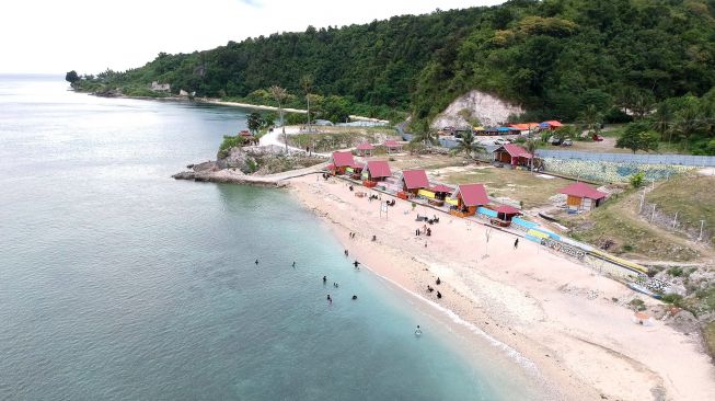 Foto udara objek wisata Pantai Tilalohe di Desa Biluhu Timur, Kabupaten Gorontalo, Gorontalo, Rabu (5/1/2022).  ANTARA FOTO/Adiwinata Solihin