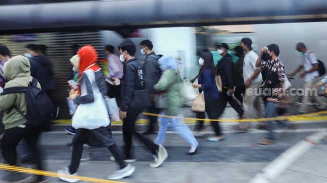 Calon penumpang KRL mengantri saat akan masuk ke Stasiun Tanah Abang, Jakarta Pusat, Rabu (5/1/2021). [Suara.com/Alfian Winanto]