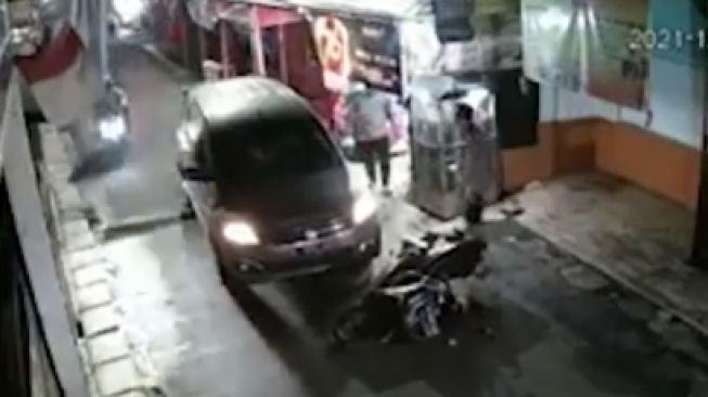 Pemobil yang membawa benda mirip pistol menabrak motor yang parkir di pinggir jalan (Instagram)