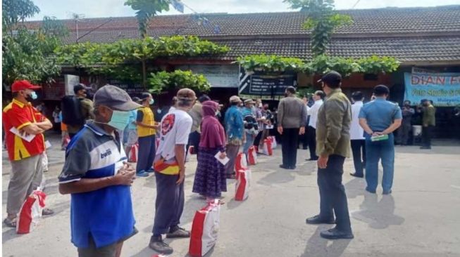 Presiden Jokowi Mampir di Pasar Gemolong, Bagikan BLT dan Paket Sembako