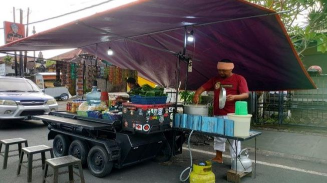 Nasi Jinggo Kuah Rawon di Bali Dijual Naik Vespa Modifikasi, Bagaimana Rasanya
