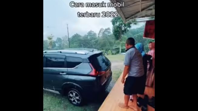 Cara Baru Penumpang Masuk ke Dalam Mobil Saat Musim Hujan, Tak Perlu Pakai Payung Lagi