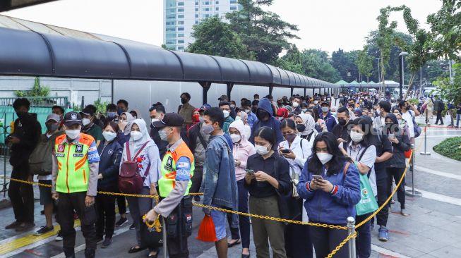 Calon penumpang KRL mengantri saat akan masuk ke Stasiun Tanah Abang, Jakarta Pusat, Rabu (5/1/2021). [Suara.com/Alfian Winanto]