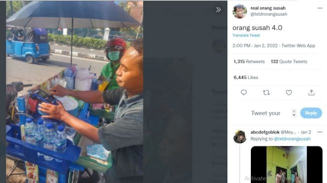 Aksi penjual minuman canggih. [Twitter]