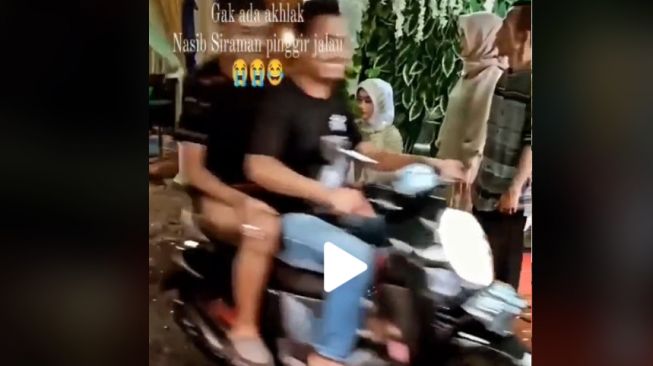 Pemotor melintas di depan acara hajatan (TikTok)