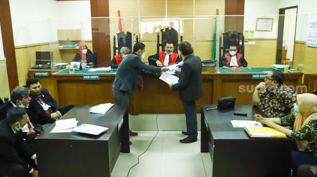 Suasana jalannya sidang kasus wanprestasi dana inventasi yang melibatkan Ustaz Yusuf Mansur di Pengadilan Negeri Tangerang, Banten, Kamis (6/1/2021). [Suara.com/Alfian Winanto]