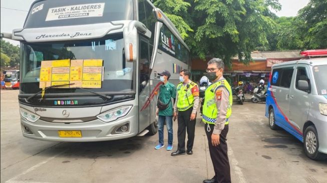 Seorang Sopir Ditemukan Tewas Dalam Bus Di Terminal Kalideres