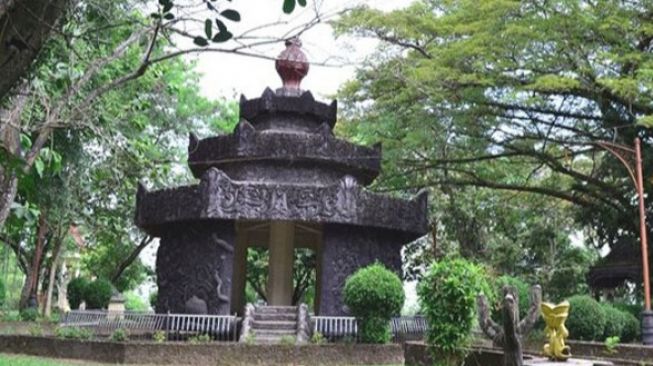 Menilik Sejarah Kerajaan Sriwijaya Melalui Situs Bukit Siguntang di Palembang