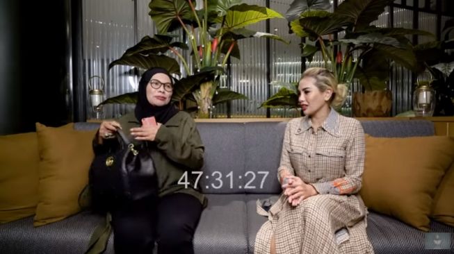 Janariyah, ibu Gaga Muhammad tenteng tas Gucci bertemu Nikita Mirzani [YouTube: Crazy Nikmir Real]