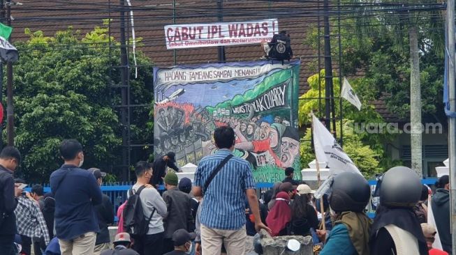 Ratusan warga Wadas menggelar aksi di depan kantor BBWS Serayu Opak di Kalurahan Caturtunggal, Kapanewon Depok, Kamis (6/1/2022) siang. - (SuaraJogja.id/Hiskia Andika)