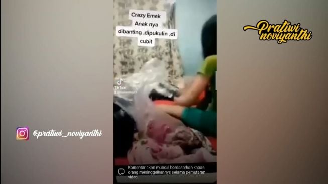 Video perempuan diduga menyiksa anaknya saat live (Youtube/Pratiwi Noviyhanti)