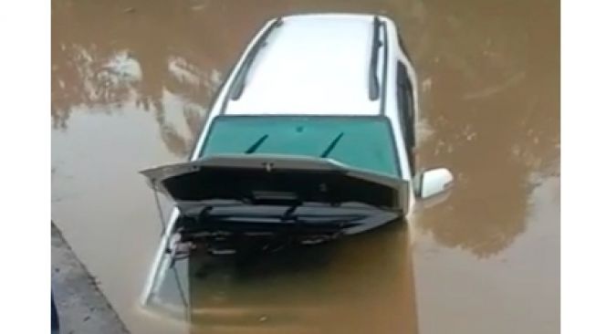 Terdengar Suara Minta Tolong, Fortuner Nyemplung ke Sungai