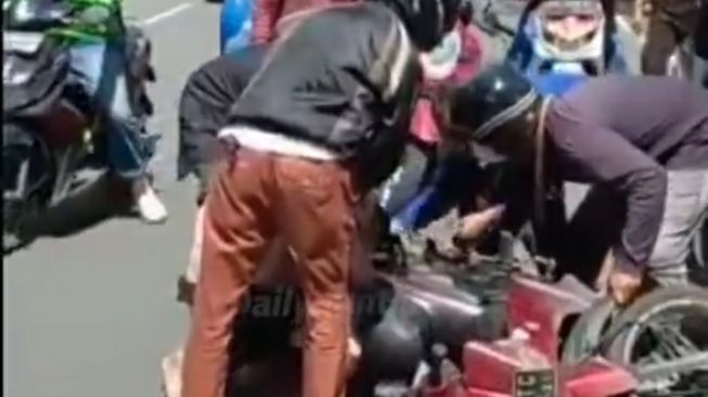 Baju Terlilit Motor, Perempuan Terjatuh Ditengah Jalan