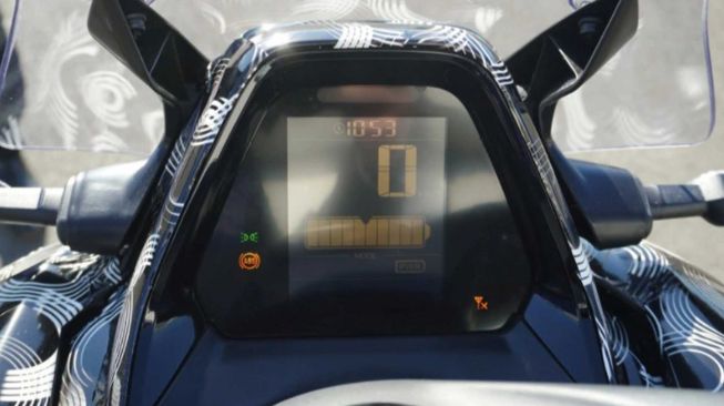 Yamaha E01, di bagian depan, panel instrumen terlihat  layar LCD monokrom sederhana [Rideapart].