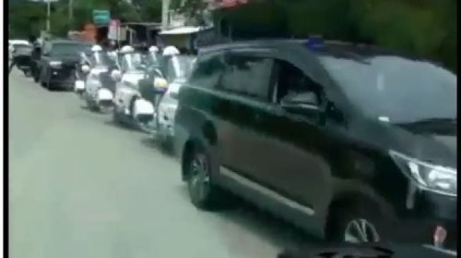 Keren! Rombongan Jokowi Menepi Beri Akses Jalan Mobil Ambulans di Grobogan