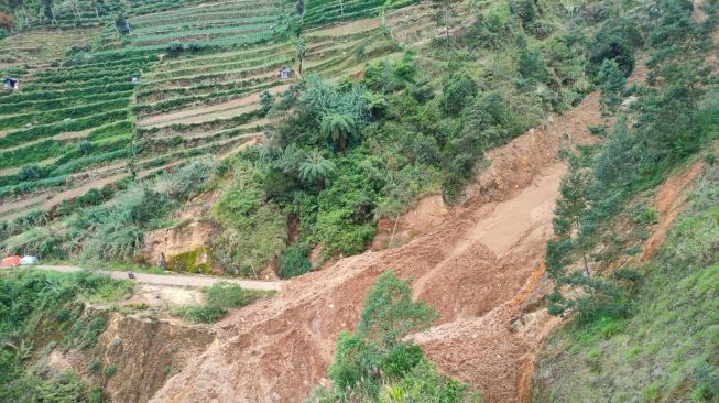 Tanah Longsor di Pranten Batang, Diduga Ada Kebocoran Pipa Air Bersih